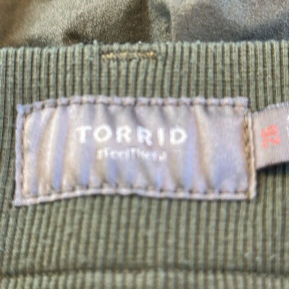 Torrid Stretch Poplin Cargo Shorts Olive Green Size 26 - Picture 6 of 9